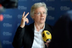 Л'Юилье, удостоенная Нобелевской премии по физике 2023 года, общается со СМИ